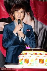 幻灯：贺军翔台北庆生感动落泪大跳SORRY舞