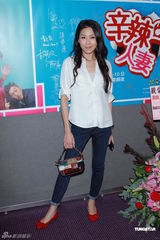 组图：王浩信生日上演舞台剧 女友送旅行箱计划出游