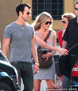 组图：安妮斯顿秀八字奶 携男友游罗马