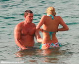 组图：希尔顿与男友鸳鸯浴 海滩戏水被搂蛮腰