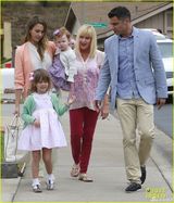 组图：阿尔芭全家赴复活节派对 囧娃调皮露底