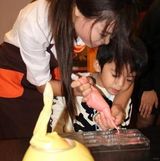 组图：张柏芝带lucas出游 母子二人学做巧克力