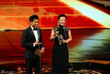组图：郭富城张艾嘉颁奖台上调侃成龙