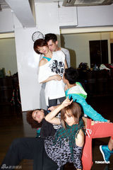 组图：梁咏琪与男舞者跳辣舞 承认外籍男友正在发展