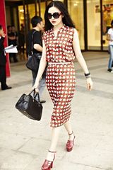 组图：小宋佳逛商场打扮浪漫 黑超遮面包不离手