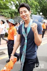 组图：韩星李贤京等出席保宁泥浆节开幕式