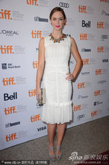 《亚瑟-纽曼》多伦多首映 艾米丽白裙高贵优雅