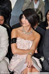 组图：杨采妮白裙亮相露香肩 秀珠宝高贵典雅