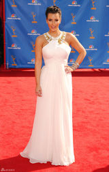 高清图：艾美奖红毯 金-卡黛珊白色礼服秀丰胸