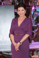 组图：钟楚红亮相圣诞活动 低胸长裙优雅出镜