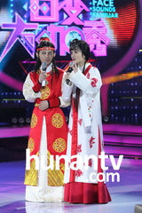 组图：谢娜何炅扮黛玉宝玉 戴墨镜玩摇滚搞颠覆