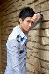 组图：型男成毅首发写真 清新小生演绎纯爱