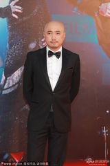 组图：徐峥黑西装亮相 表情略囧光头亮