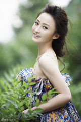 组图：姚笛清新碎花裙演绎仲夏浪漫