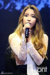 组图：歌手IU透视装宣传新专辑告别甜美展性感