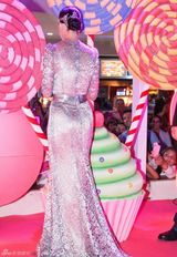 组图：凯蒂-派瑞电影巴西首映 银色长裙媚眼如丝