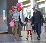 组图：妮可-基德曼手拿气球全家温馨亮相