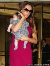 组图：辣妹产后身材恢复 小七格纹连身裤超可爱