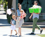 组图：潮妈杰西卡-阿尔芭和女儿逛街