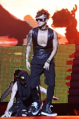 高清图：张佑赫狂学小沈阳笑全场 与莫文蔚贴身热舞