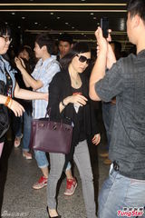 组图：郑少秋遇疯狂女粉丝 太太面露不悦