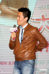 幻灯图集：小宋佳秀香肩 牵手于小伟演绎办公室恋情