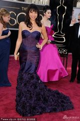 劳丽亚-鲁本亮相红毯 紫群华美典雅