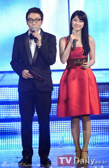 组图：首尔歌谣大赏 朴春甩掉鞋水晶露腹肌