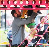 组图：娜奥米-沃兹与老公情侣装出游 可爱儿子缠老爸