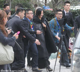 组图：张柏芝美艳黑裙挺胸露背引狂拍