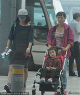 组图：赵薇戴口罩现身机场 与女儿分隔而行