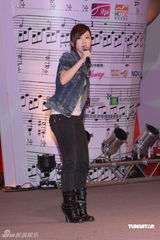 高清图：张智霖等齐聚音乐汇展颁奖 容祖儿夺九奖