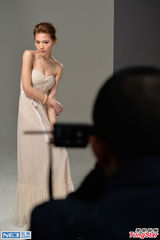 组图：周秀娜拍广告着晚装优雅 难忘新人回忆