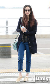 组图：郑丽媛演绎早春时尚 长发飘飘笑容甜美