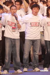 幻灯图：香港演艺界赈灾 刘德华成龙等群星演唱