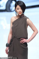 组图：殷桃客串走秀尽显裸背诱惑