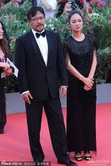 组图：姜文携妻子周韵亮相红毯 展现迷人微笑