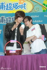 组图：朴政珉举办香港签名会 遭粉丝写错名字