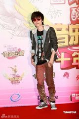 幻灯图：音乐风云榜十年盛典 星级艺人盛装出席