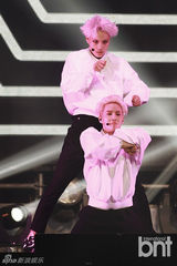 组图：EXO办回归秀咆哮掀高潮 女歌迷激动晕倒