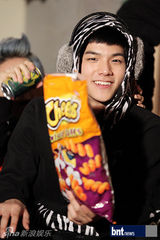 组图：TeenTop拍摄广告写真 精致亮相摄影棚