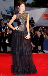 组图：《通往仙境》首映 欧嘉-柯瑞兰寇黑裙亮相