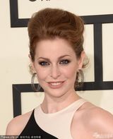 组图：56届格莱美红毯 泰勒透视麦当娜反串绅士