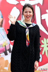 组图：长泽雅美遭熊抱 蓝正龙单手托女神耍帅