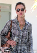 幻灯图集：杰西卡-阿尔芭格子衬衫诠释经典美国风