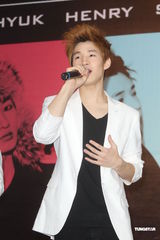 组图：SJ-M台北签唱会 兄弟情深互喂台湾小吃