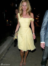 组图：“病态美”凯特-莫斯出道25年经典造型