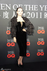 组图：张雨绮出席GQ盛典范儿足 与徐克后台畅聊