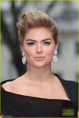 组图：卡梅隆与莱斯利斗艳 乳神阿普顿小露双峰