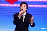 费玉清开第100场演唱会 不变黑西装献唱(组图)